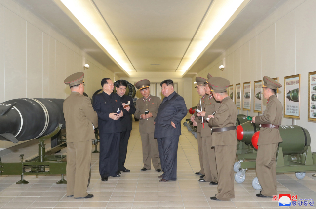 김정은 북한 국무위원장은 핵무기병기화사업을 지도하고 핵반격작전계획과 명령서를 검토했다. 김 위원장은 