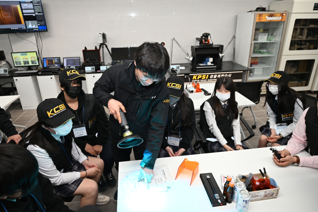 경북경찰청 과학수사과는 28일 경북 문경시 산양중학교 전교생 26명을 대상으로 과학수사 체험교육을 했다. 경북경찰청 제공