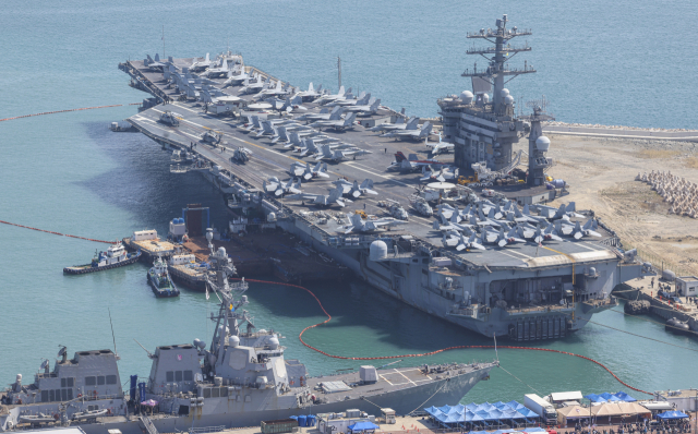 28일 부산 작전기지에 미 핵 추진 항공모함 니미츠(CVN-68)가 입항해 있다. 니미츠호를 포함한 미 제11항모강습단은 전날 제주 남방 공해상에서 해군과 연합해상훈련을 펼쳤다. 연합뉴스