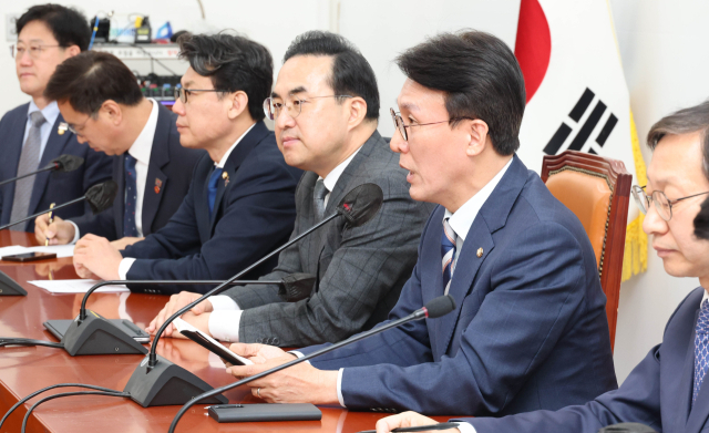 더불어민주당 김민석 신임 정책위의장이 28일 국회에서 열린 원내대책회의에서 발언하고 있다. 연합뉴스
