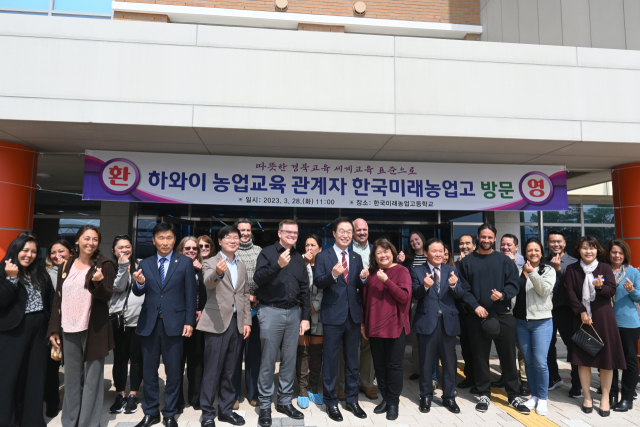 미국 하와이에서 농업교육을 담당하고 있는 교사와 지도자 일행이 지난 28일 경북 상주 모동면에 있는 한국미래농업고등학교(교장 홍동의)를 견학한 후 임종식 경북교육감 등과 기념촬영을 하고 있다. 상주교육지원청 제공