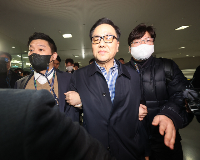 박근혜 전 대통령 탄핵 전 계엄령 문건 의혹의 핵심 인물인 조현천 전 기무사령관이 29일 오전 인천국제공항 제2터미널을 통해 입국한 뒤 서울서부지검으로 압송되고 있다. 연합뉴스
