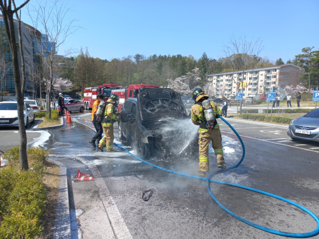 28일 오전 포항시 남구 지곡동 포항공대 주차장에서 외제차에 붙은 불을 소방대원들이 진화하고 있다. 포항북부소방서 제공.