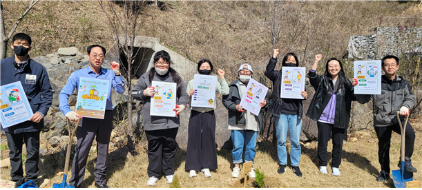 한국장애인고용공단 경북발달장애인훈련센터는 훈련생들의 사회진출에 대한 꿈과 희망을 담은 성장나무를 심는 행사를 지난 27일 칠곡숲체원에서 진행했다. 한국장애인고용공단 경북지사 제공