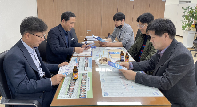안동시와 인근 지역, 자매 우호교류 협력 도시들이 고향사랑기부제 활성화를 위해 품앗이 기부에 나서고 있다. 사진은 안동시 상하수도과 직원들이 우호협력도시인 대구 북구청을 찾아 기부금 전달과 안동 고향사랑기부제 참여를 홍보했다 . 안동시 제공