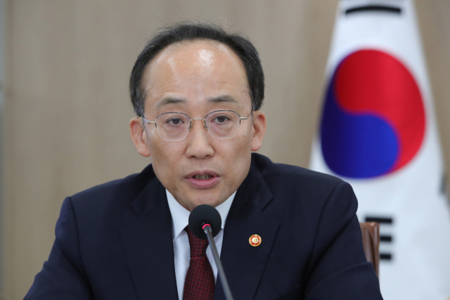 추경호 경제부총리 겸 기획재정부 장관이 29일 서울 용산 대통령실 청사에서 윤석열 대통령 주재로 열린 제15차 비상경제민생회의에서 내수활성화 대책 추진방향 및 주요과제에 대해 보고하고 있다. 연합뉴스