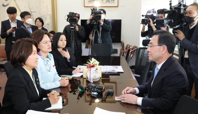 정의당 이은주 원내대표가 29일 오전 국회 국민의힘 원내대표실을 방문, 주호영 원내대표에게 이른바 
