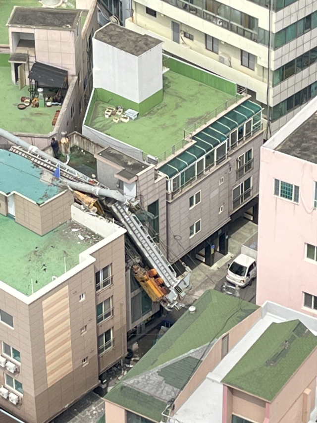 29일 울산 한 아파트 공사현장에서 중장비가 쓰러지며 원룸 건물을 덮쳤다. 독자 제공