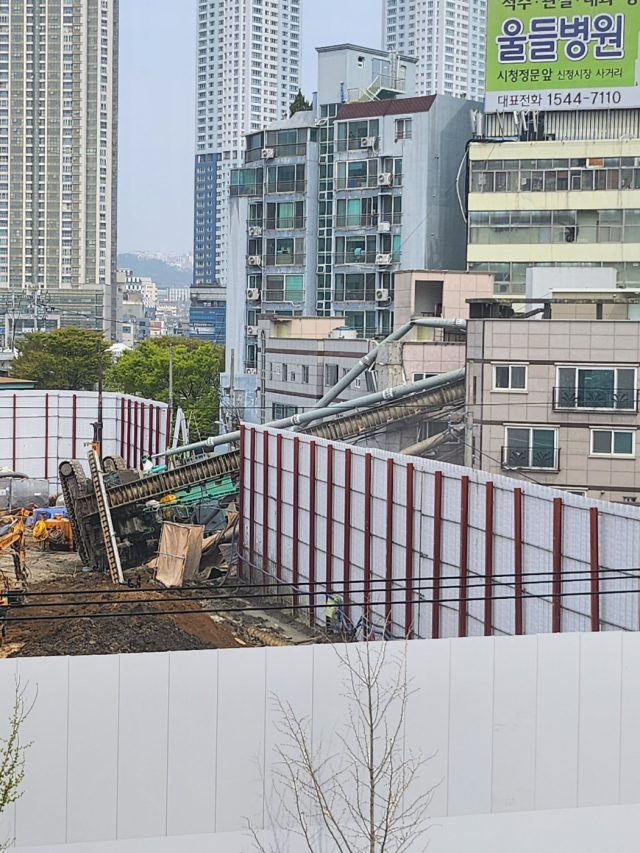 29일 울산 한 아파트 공사현장에서 중장비가 쓰러지며 원룸 건물을 덮쳤다. 독자 제공