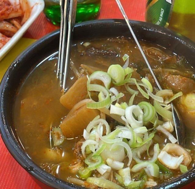 진해 군항제 야시장에서 판매 중인 국밥. 온라인 커뮤니티 캡처