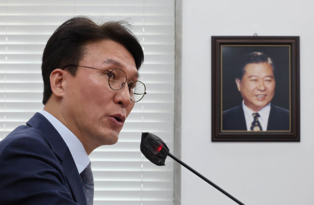 더불어민주당 김민석 정책위의장이 29일 오후 국회 원내대표실에서 