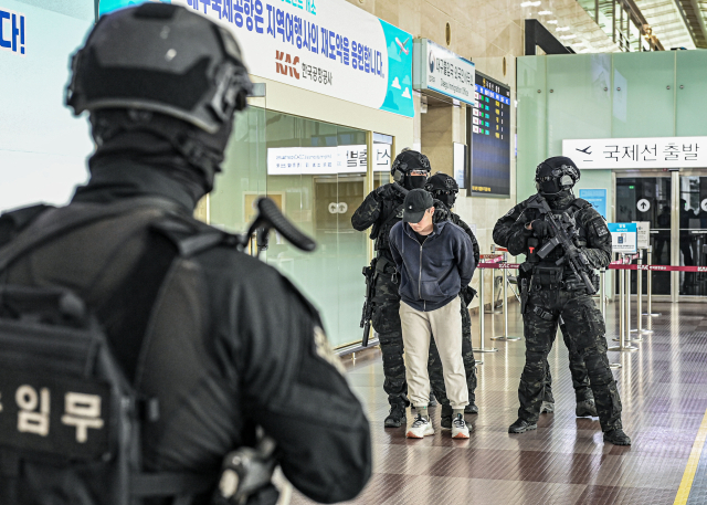 신고를 받고 출동한 11전비 특수임무반 요원과 대구경찰특공대가 대구공항에서 발견한 가상의 테러범을 진압하고 있다. 11전비 제공
