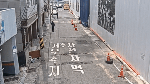 29일 울산 한 아파트 공사현장에서 중장비가 쓰러지며 원룸 건물을 덮쳤다. 독자제공