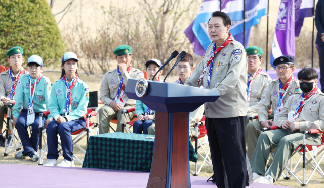 윤석열 대통령이 29일 오후 서울 용산 대통령실 청사 정원에서 열린 한국스카우트연맹 명예총재 추대식에서 수락 인사말을 하고 있다. 스카우트 대원 출신인 윤 대통령은 이날 대한민국 대통령 중 처음으로 한국스카우트연맹 명예총재로 추대됐다. 연합뉴스