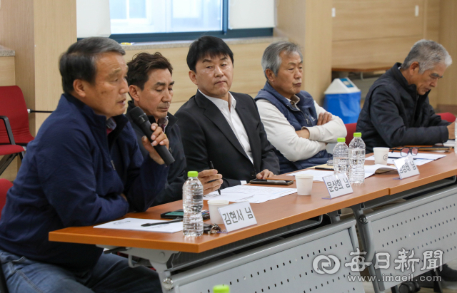 29일 오후 대구 달성군 가창면행정복지센터 회의실에서 주민 10명이 모여 가창면 수성구 편입 문제에 대해 의견을 나누고 있다. 우태욱 기자 woo@imaeil.com