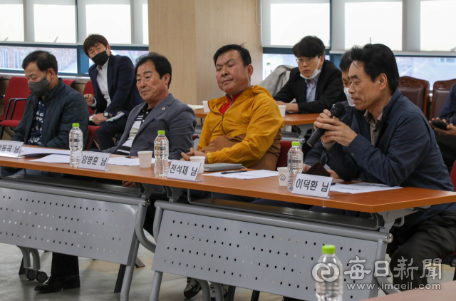 29일 오후 대구 달성군 가창면행정복지센터 회의실에서 주민 10명이 모여 가창면 수성구 편입 문제에 대해 의견을 나누고 있다. 우태욱 기자 woo@imaeil.com