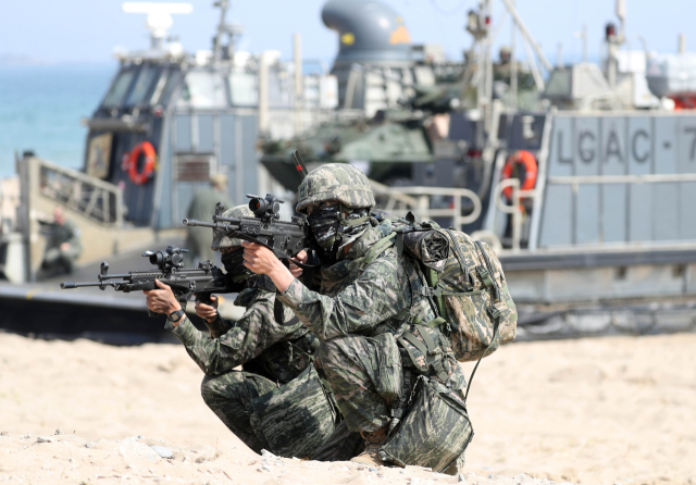 지난해 3월 포항 훈련장에서 한미 해군·해병대 장병이 참가한 '23 쌍룡훈련, 결정적 행동' 훈련이 실시되고 있다. 연합뉴스