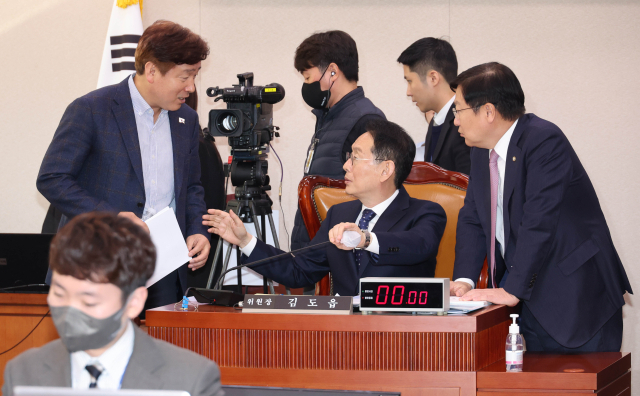 29일 국회에서 열린 정정미 헌법재판관 후보자에 대한 인사청문회에서 김도읍 법사위원장(가운데)이 국민의힘 간사인 정점식 의원(오른쪽), 더불어민주당 간사인 기동민 의원과 대화하고 있다. 연합뉴스