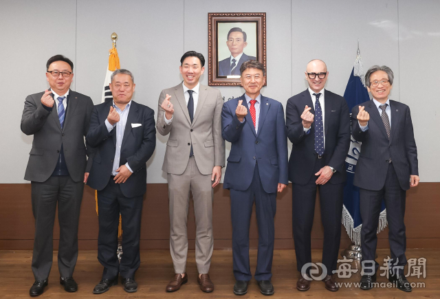 마이클 스픽스(Michael A. Speaks) 시라큐스대 건축대학장(사진 오른쪽에서 두 번째)과 박대권 건축학부장(사진 왼쪽에서 세 번째)이 영남대 건축학부와 전공 교류 협력을 강화하기 위해 영남대를 찾았다. 영남대 제공