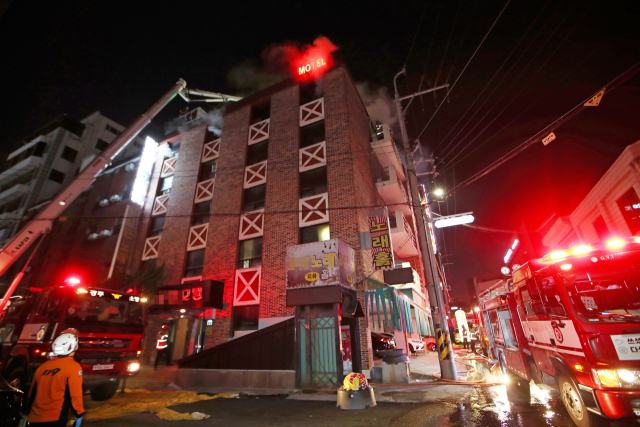 29일 오후 광주 남구 한 숙박업소 건물에서 불이 나 소방 당국이 진화와 구조 작업을 하고 있다. 소방 당국은 지하에 있는 유흥주점에서 불이 나 건물 내부에 연기가 확산한 것으로 보고 피해 규모를 파악 중이다. 연합뉴스