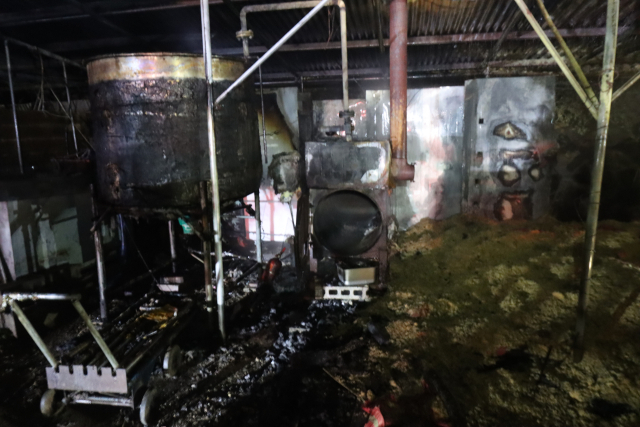 지난 29일 오후 포항시 남구 연일읍 한 농가 창고에서 발생한 화재를 소방대원들이 진화하고 있다. 포항남부소방서 제공