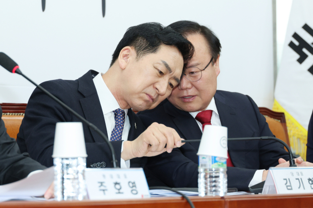 국민의힘 김기현 신임 당 대표가 9일 오전 국회에서 열린 최고위원회의에서 김재원 최고위원과 대화하고 있다. 연합뉴스