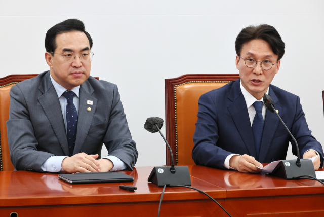 더불어민주당 김민석 정책위의장이 30일 오전 국회에서 열린 정책조정회의에서 발언하고 있다. 왼쪽은 박홍근 원내대표. 연합뉴스