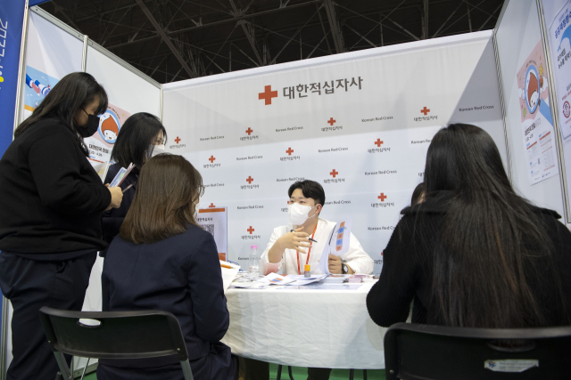 강원도 이전 공공기관 지역인재 합동 채용설명회가 22일 원주 치악체육관에서 코로나19 이후 4년 만에 대면 행사로 열린 가운데 참가자들이 채용 상담을 받고 있다. 연합뉴스
