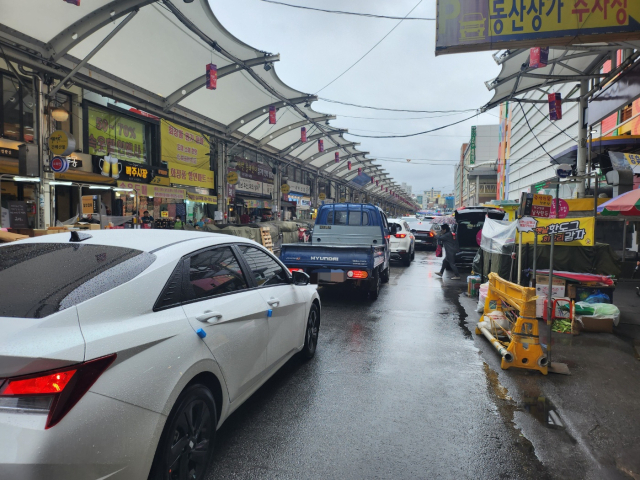 한강 이남 최대 규모 전통시장인 대구 서문시장이 내달 1일 중구 대신동에 자리 잡은 지 100년을 맞이하면서 주민들의 숙원사업인 주차장 확보가 주요 현안으로 떠올랐다. 만성적인 교통 불편으로 시장 경쟁력이 약화하고 시민들의 불편이 컸기 때문이다. 지난 23일 오후 2시쯤 찾은 서문시장은 평일이었음에도 차량의 