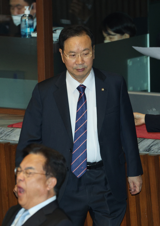 불법 정치자금 수수 등 혐의로 구속영장이 청구된 국민의힘 하영제 의원이 30일 오후 국회에서 열린 본회의에 참석하고 있다. 연합뉴스
