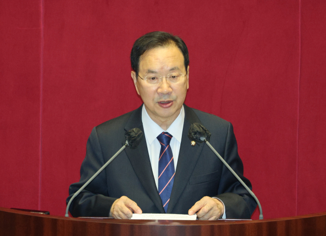 불법 정치자금 수수 등 혐의로 구속영장이 청구된 국민의힘 하영제 의원이 30일 오후 국회에서 열린 본회의에서 본인의 체포동의안에 대한 신상발언을 하고 있다. 이날 본회의에서는 하 의원에 대한 체포동의안이 표결에 붙여진다. 연합뉴스