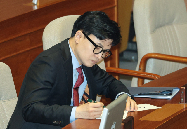 한동훈 법무부 장관이 30일 오후 국회에서 열린 본회의에 참석하고 있다. 연합뉴스