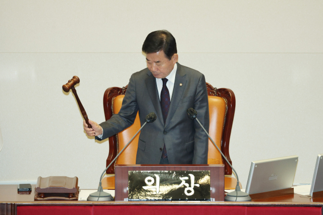 김진표 국회의장이 30일 오후 국회에서 열린 본회의에서 개의선언을 하고 있다. 연합뉴스