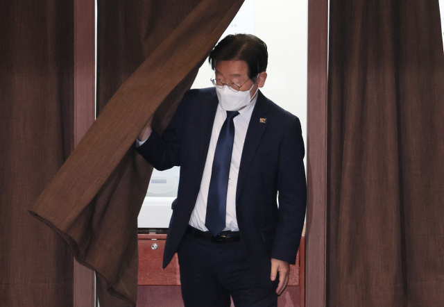 더불어민주당 이재명 대표가 30일 오후 열린 국회 본회의에서 국민의힘 하영제 의원 체포동의안에 관한 투표를 마친 뒤 기표소에서 나오고 있다. 연합뉴스
