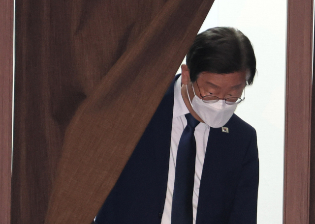 더불어민주당 이재명 대표가 30일 오후 열린 국회 본회의에서 국민의힘 하영제 의원 체포동의안에 관한 투표를 마친 뒤 기표소에서 나오고 있다. 연합뉴스