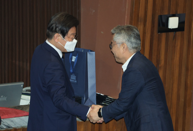 더불어민주당 이재명 대표가 30일 오후 국회에서 열린 본회의에서 불법 정치자금 수수 등 혐의로 구속영장이 청구된 국민의힘 하영제 의원에 대한 체포동의안 표결을 위해 기표소로 향하고 있다. 하 의원에 대한 체포동의안은 이날 본회의에서 가결됐다. 연합뉴스