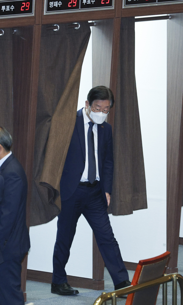 더불어민주당 이재명 대표가 30일 오후 국회에서 열린 본회의에서 불법 정치자금 수수 등 혐의로 구속영장이 청구된 국민의힘 하영제 의원에 대한 체포동의안 표결을 마친 뒤 기표소를 나서고 있다. 하 의원에 대한 체포동의안은 이날 본회의에서 가결됐다. 연합뉴스