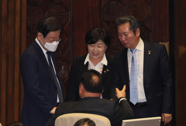 더불어민주당 이재명 대표와 서영교·정청래 최고위원이 30일 오후 열린 국회 본회의에서 이상민 의원(뒷모습)과 인사를 나누고 있다. 연합뉴스