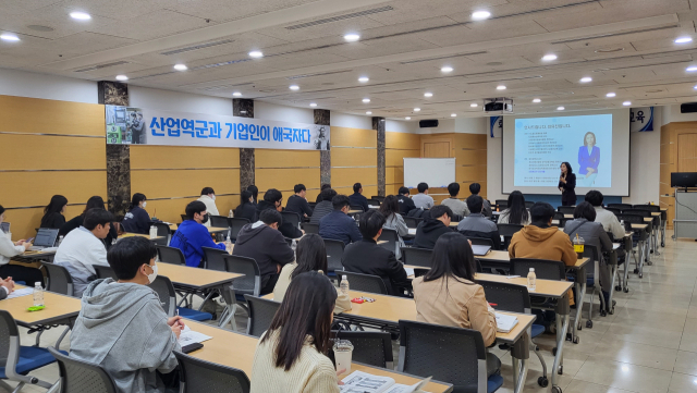구미상공회의소에서 기업체 신입사원 및 실무 담당자들이 역량강화 교육을 하고 있다. 구미상공회의소 제공