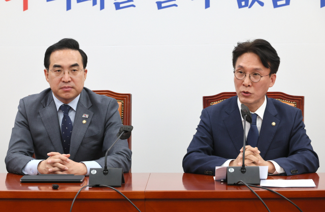더불어민주당 김민석 정책위의장이 30일 오전 국회에서 열린 정책조정회의에서 발언하고 있다. 왼쪽은 박홍근 원내대표. 연합뉴스