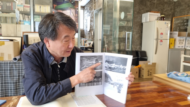 김균식 5·18 부상자회 경상강원지부장이 30일 1980년 5월 대구지역 곳곳에서 일어났던 민주화운동 자료사진을 설명하고 있다. 채원영 기자