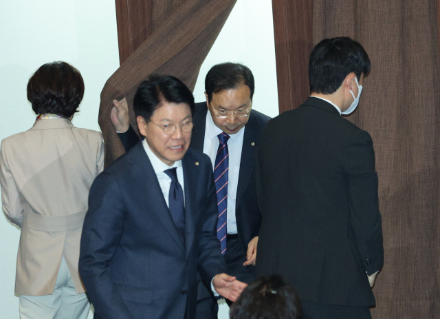 불법 정치자금 수수 등 혐의로 구속영장이 청구된 국민의힘 하영제 의원이 30일 오후 국회에서 열린 본회의에서 본인의 체포동의안에 대한 찬반 투표를 마친 뒤 기표소를 나오고 있다. 이날 본회의에서는 하 의원에 대한 체포동의안이 표결에 붙여진다. 연합뉴스