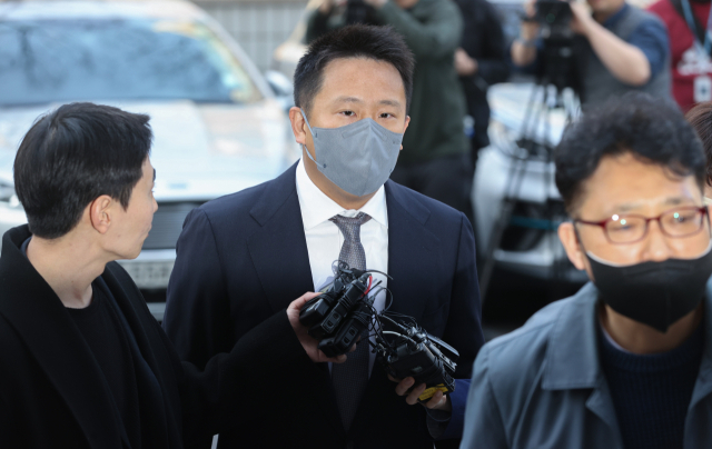 테라-루나 발행사인 테라폼랩스 공동 창립자 신현성 전 차이코퍼레이션 총괄대표가 30일 오전 서울 양천구 서울남부지방법원에서 구속 전 피의자신문(영장심사)를 받기 위해 법정으로 들어서고 있다. 검찰은 신 전 대표에게 자본시장법상 사기적 부정거래·공모규제 위반, 특정경제범죄가중처벌법상 사기·배임, 전자금융거래법 위반, 특정금융정보법 위반, 배임증재, 업무상 배임 혐의를 적용해 지난해 첫 영장 기각 이래 약 4개월만에 구속영장을 재청구했다. 연합뉴스