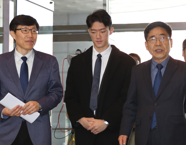 전직 대통령 고(故) 전두환 씨의 손자 전우원 씨가 31일 오전 5·18단체 대표 등의 마중을 받으며 광주 서구 5·18기념문화센터에 들어서고 있다. 연합뉴스