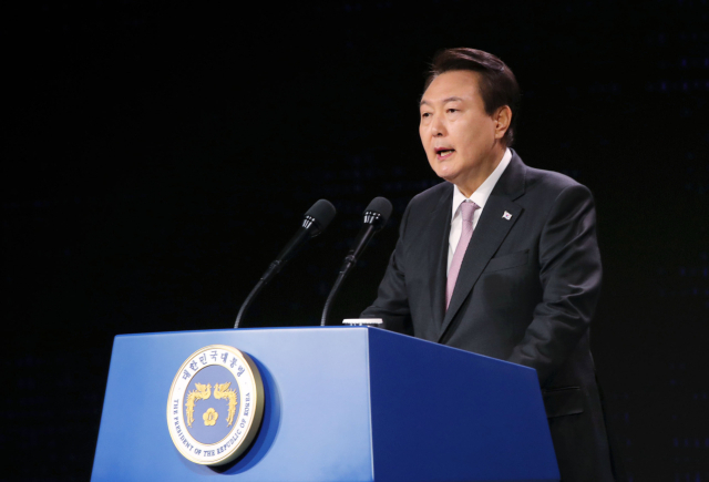 윤석열 대통령이 30일 서울 중구 신라호텔에서 열린 제2차 민주주의 정상회의 인도·태평양 지역회의 개회식에서 환영사를 하고 있다. 연합뉴스