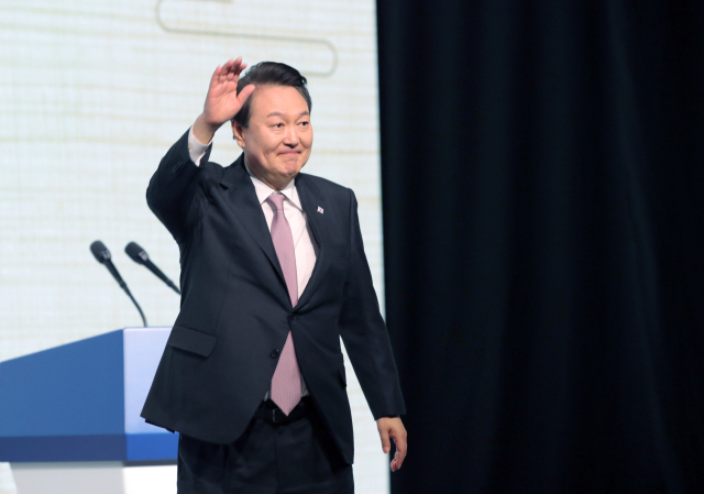 윤석열 대통령이 지난 3월 30일 서울 중구 신라호텔에서 열린 제2차 민주주의 정상회의 인도·태평양 지역회의 개회식에서 환영사에 앞서 인사하고 있다. 연합뉴스