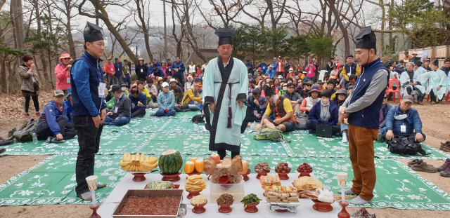 서성도 재경대구경북시도민회 산악회장(가운데)이 지난 3월 북한산에서 시산제를 주관하고 있다. 서성도 회장 제공