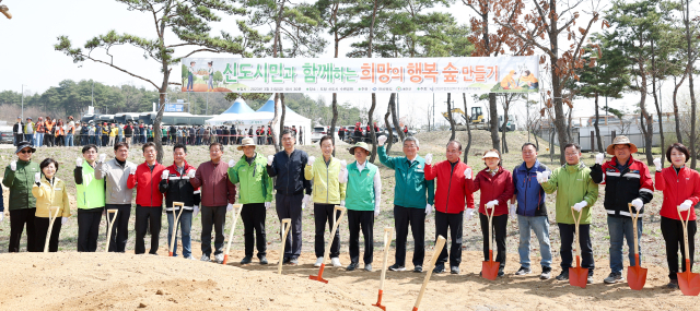 경북도가 31일 경북 예천군 호명면 산합리 수변공원 일원에서 식목일 기념 나무심기 행사를 개최, 이철우 경북도지사(가운데), 김학동 예천군수, 지역주민, 산림단체 회원 등 1천여 명이 참석했다. 경북도 제공
