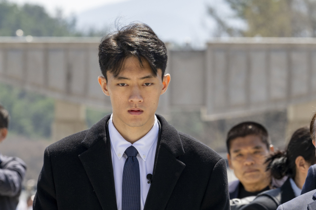 전직 대통령 고(故) 전두환 씨의 손자 전우원 씨가 지난 3월 31일 오전 광주 북구 운정동 국립 5.18 묘지를 참배하고 있다. 연합뉴스