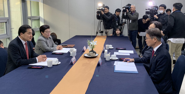 근로시간제도 개편 관련 당·정·대 조찬간담회가 31일 오전 서울 여의도 국회에서 국민의힘 박대출 정책위의장, 임이자 환경노동위원회 국민의힘 간사, 이정식 고용노동부 장관, 이관섭 대통령비서실 국정기획수석이 참석한 가운데 열리고 있다. 연합뉴스